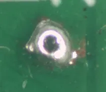 AOI 缺陷示例: 锡球, 特写 (锡球与颗粒)