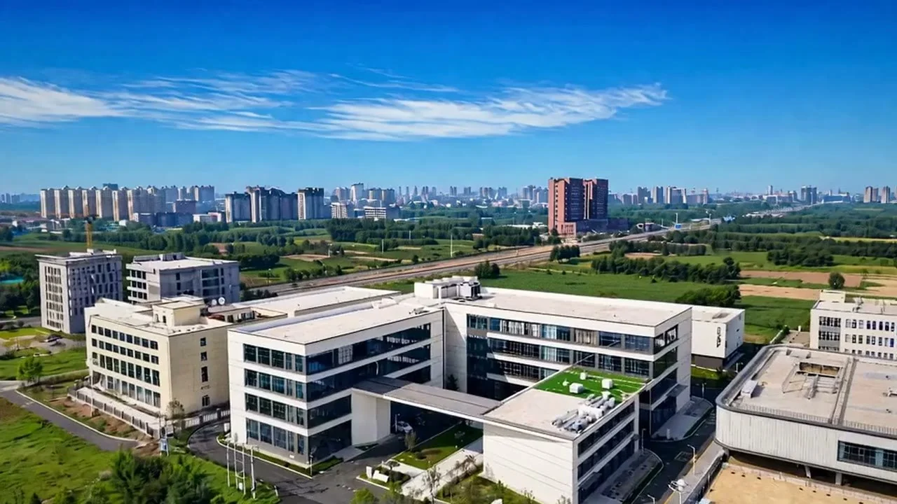 文旅宣传片AI虚拟制片：跨镜一致性物理约束，减少渲染周期 40%